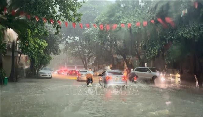 Đề phòng thời tiết nguy hiểm trên đất liền và biển