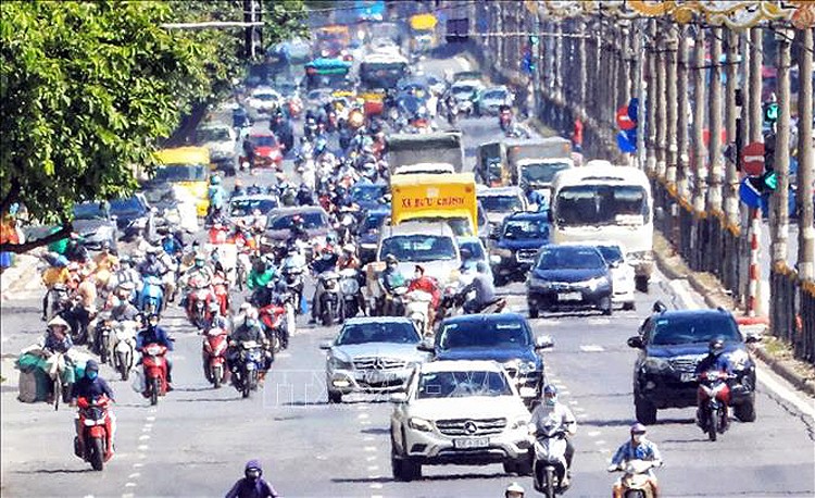 Nắng nóng gay gắt trên diện rộng tại Bắc Bộ và Trung Bộ