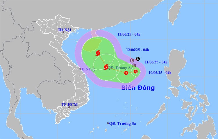 Hà Nội mưa dông, áp thấp mạnh lên trên Biển Đông