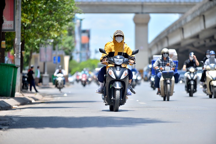 Bắc Bộ và Trung Bộ nắng nóng, Nam Bộ mưa lớn