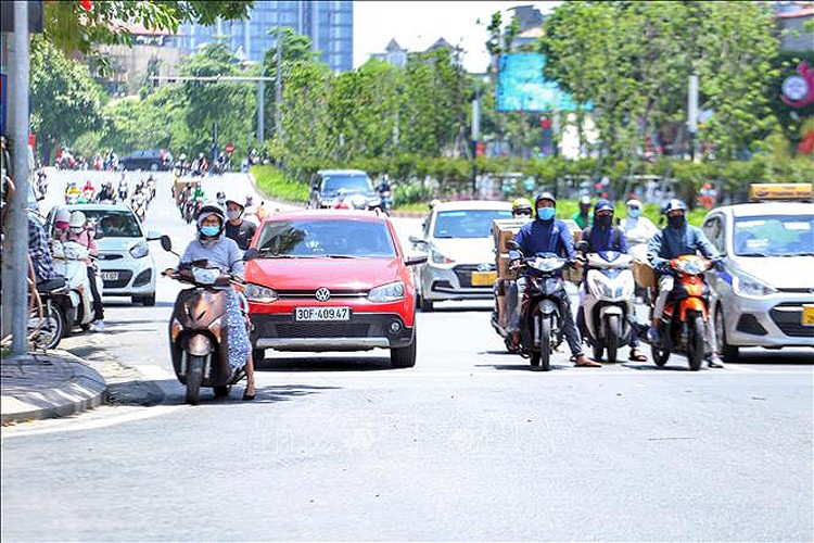 Bắc Bộ tiếp tục nắng nóng, vùng núi cảnh báo mưa lớn và lũ quét