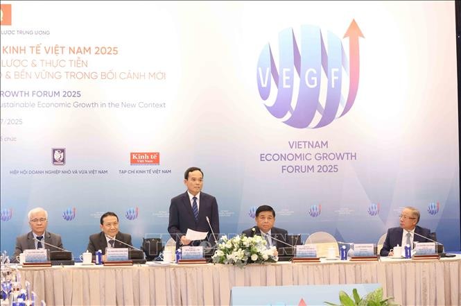 “Các giải pháp chiến lược và thực tiễn thúc đẩy tăng trưởng kinh tế cao và bền vững trong bối cảnh mới”