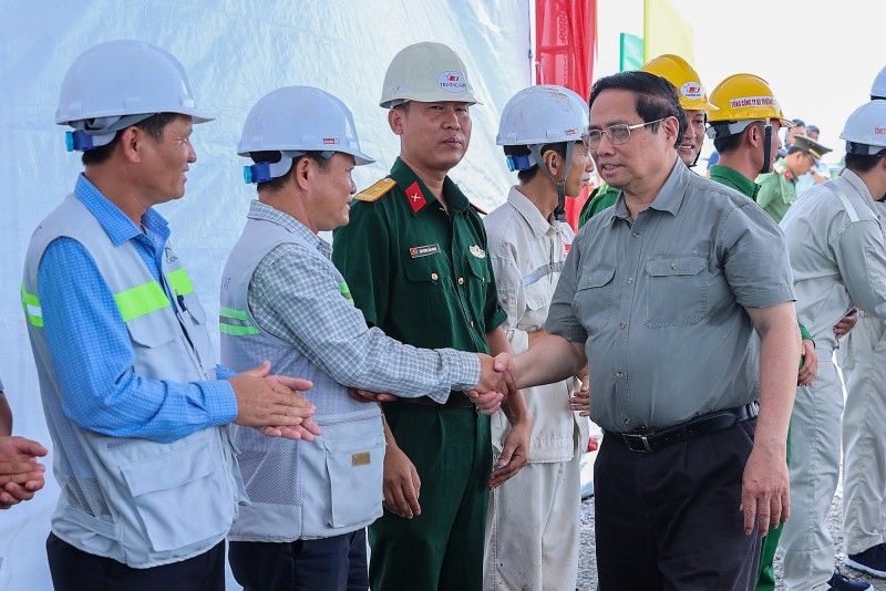 Thủ tướng kiểm tra công trường, chỉ đạo thông tuyến 2 dự án cao tốc tại ĐBSCL vào 19/12/2025