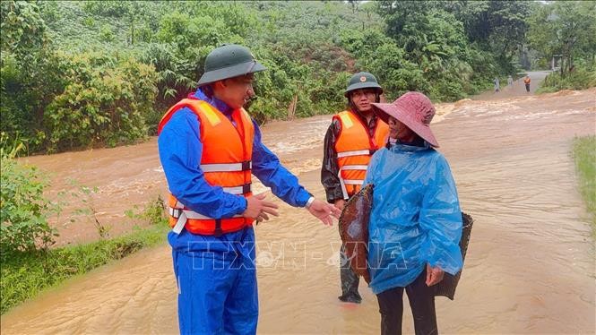 Trung Bộ và Nam Bộ có mưa lớn cục bộ, Bắc Bộ nắng nóng