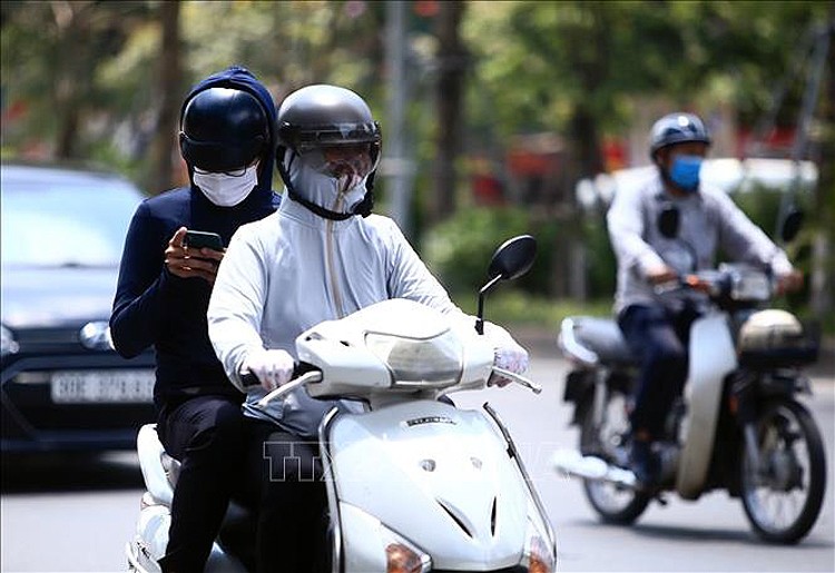 Bắc Bộ ngày nắng nóng, chiều tối có mưa dông