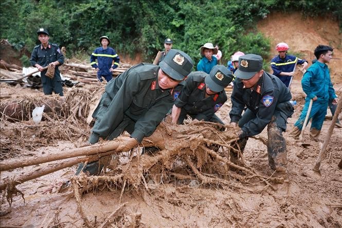 Thủ tướng thăm hỏi người dân và chỉ đạo khắc phục hậu quả mưa lũ tại Điện Biên