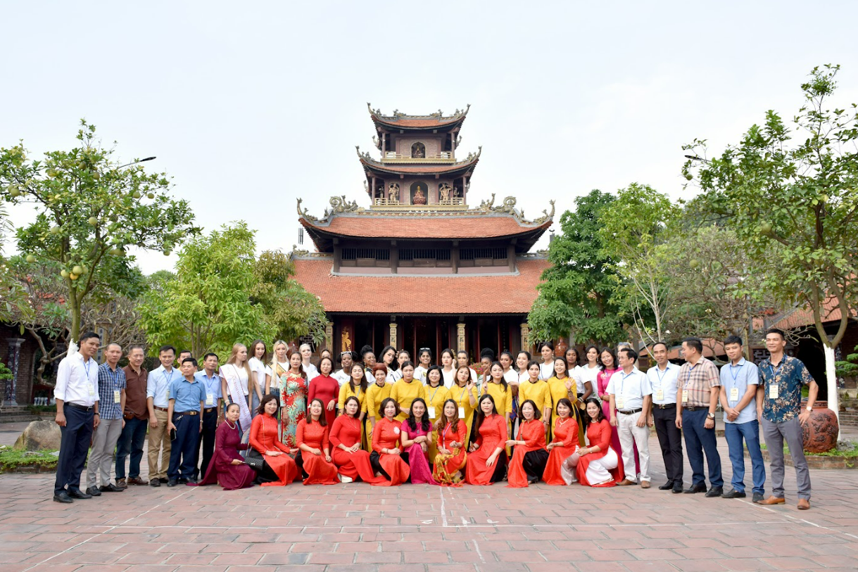 Làng gốm cổ truyền Bát Tràng hân hoan chào đón thí sinh đại diện các quốc gia tham dự Hoa hậu Du lịch Thế giới 2022