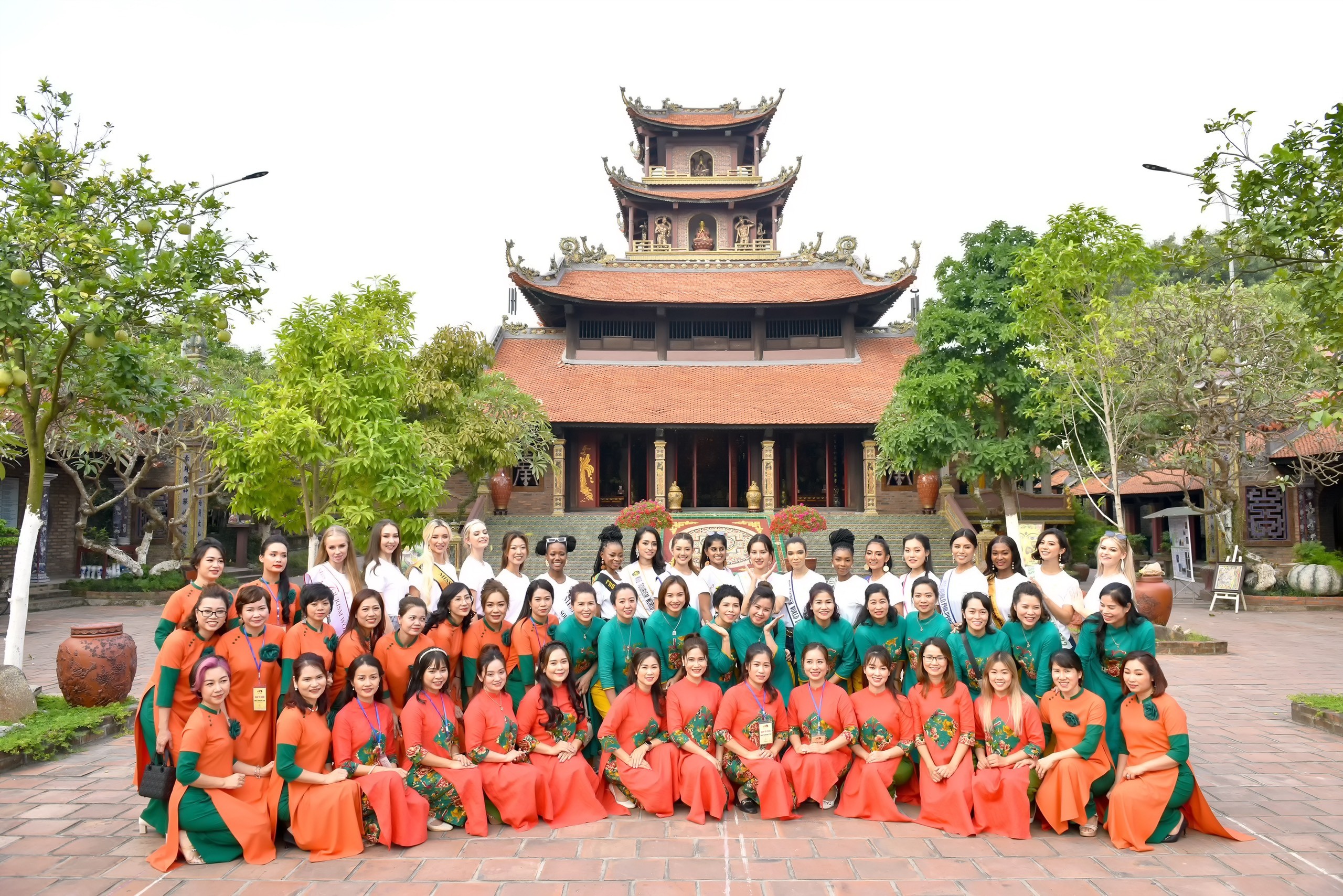 Hoa hậu Du lịch Thế giới 2022 khám phá nét đẹp Bát Tràng