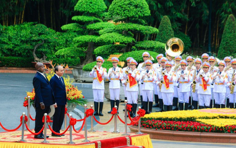 Chủ tịch nước Nguyễn Xuân Phúc đón, hội đàm với Tổng thống Uganda