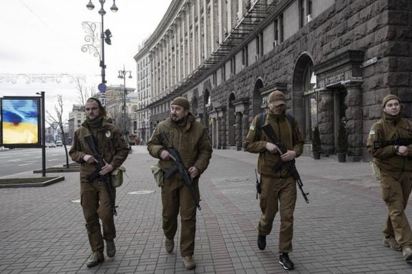Dân thường Ukraine chặn đoàn xe của Nga