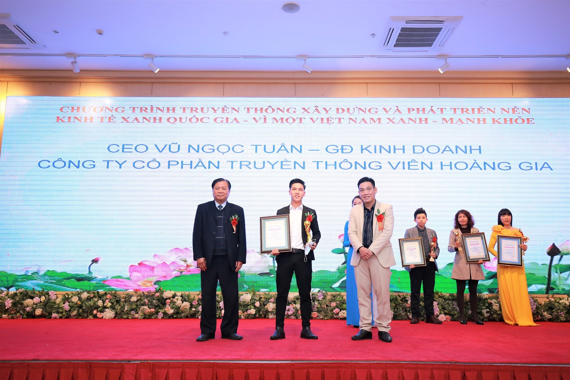 CEO Vũ Ngọc Tuấn - một trong những nhân vật thành công nhất trong lĩnh vực quản trị doanh nghiệp tại Việt Nam. Với tài năng, nhạy bén và sự lãnh đạo tài tình, ông đã mang lại nhiều thành công cho các doanh nghiệp mình lãnh đạo. Nếu bạn cảm thấy bị thôi thúc bởi thành công của ông, hãy xem hình ảnh liên quan đến CEO Vũ Ngọc Tuấn.