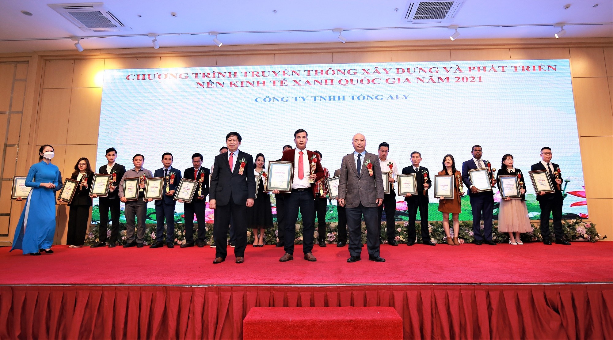 Sản phẩm tinh dầu sả nguyên chất 100% của Công ty TNHH Tống ALy được vinh danh là Thương hiệu vì Sức khỏe Người tiêu dùng