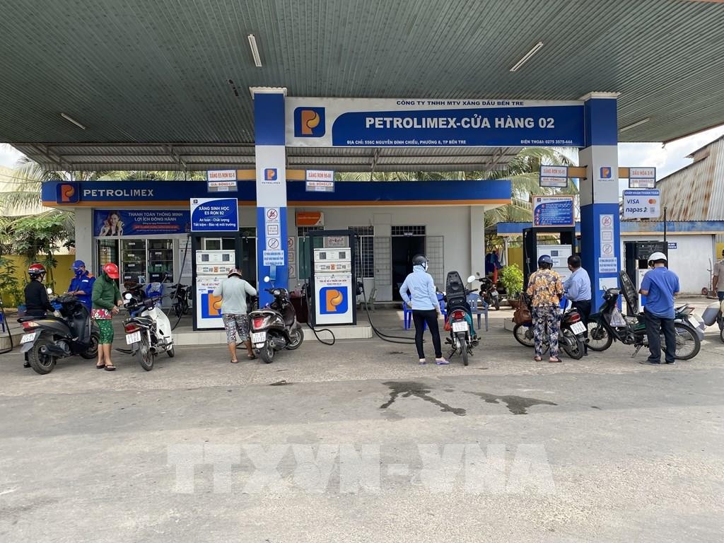 Bộ Tài chính đề xuất giảm thuế bảo vệ môi trường 1.000 đồng/lít xăng