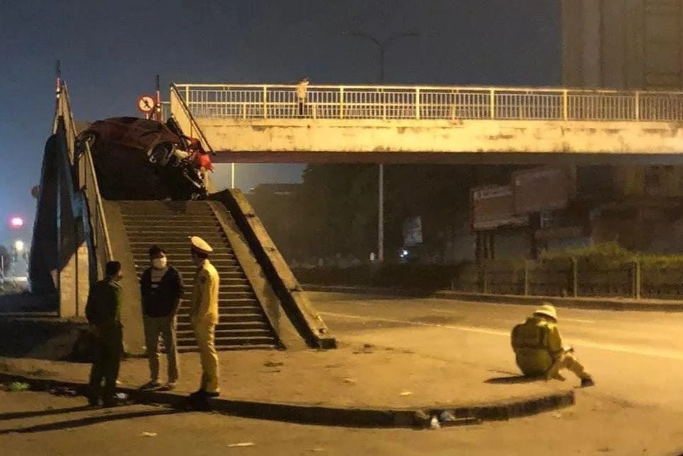 Ôtô lao lên cầu vượt dành cho người đi bộ, một người chết