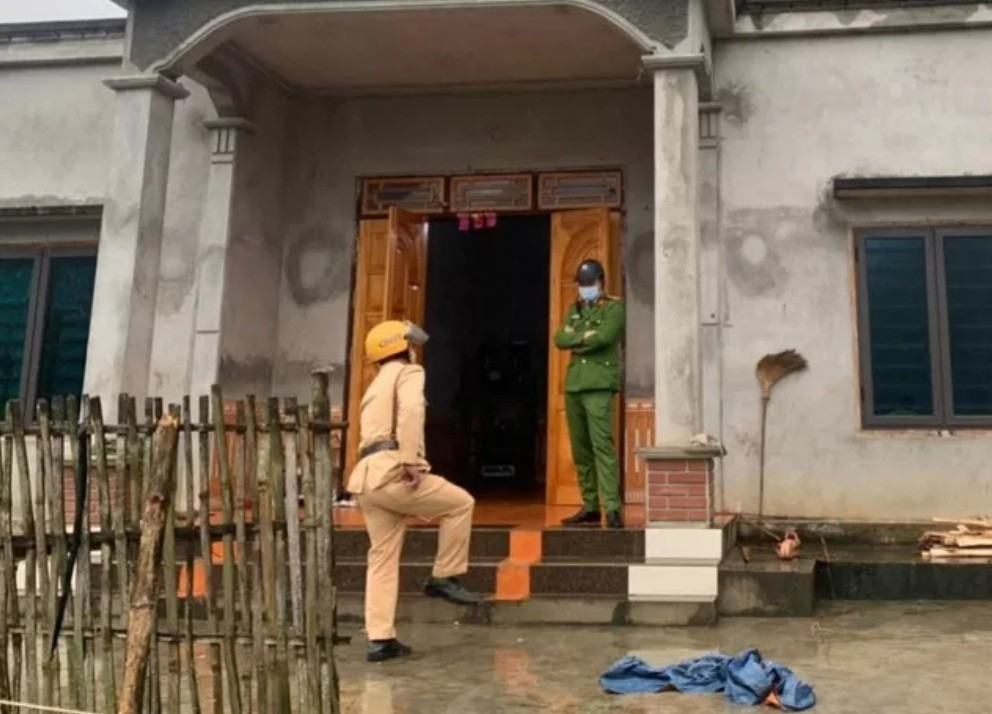 Gã đàn ông sát hại con trai dã man, chém vợ nhập viện