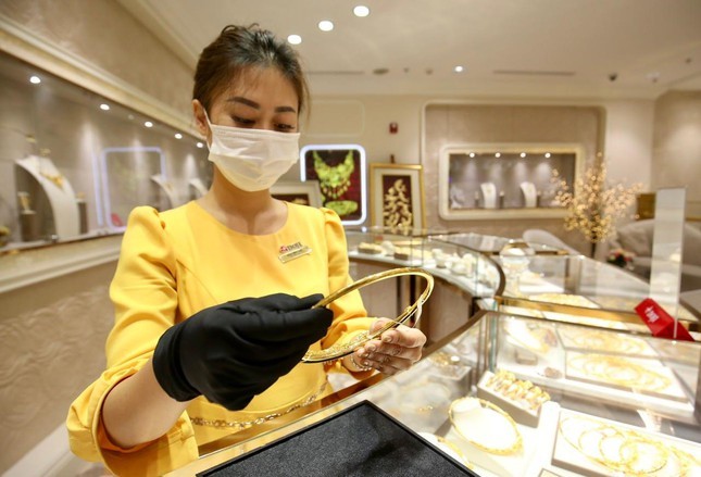 Sau khi 'ngất ngưởng' lên đỉnh, vàng lao dốc, người mua lỗ 4,5 triệu đồng/mỗi lượng