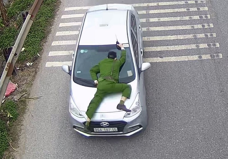 1 chiến sĩ công an bị tông phải bám giữ trên nóc capo để bảo toàn mạng sống