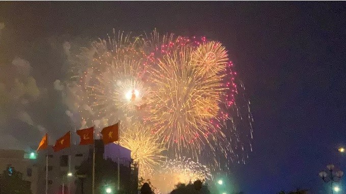 Biển người đổ về xem pháo hoa tại lễ hội Đền Hùng