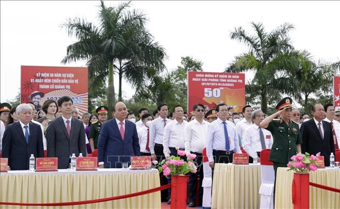 Chủ tịch nước Nguyễn Xuân Phúc dự Lễ thượng cờ Thống nhất non sông tại Di tích Đôi bờ Hiền Lương-Bến Hải
