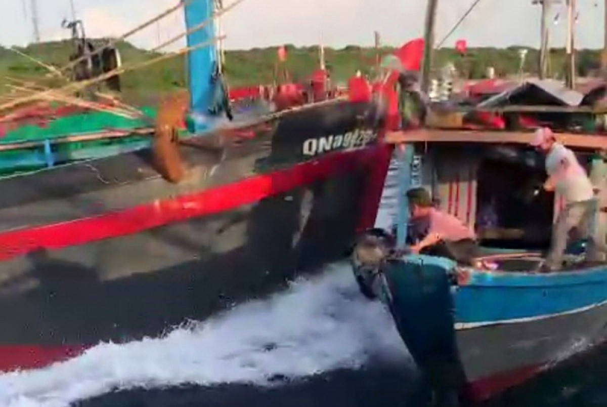 Mâu thuẫn đánh bắt cá trên biển: Tàu cá bị đâm chìm, 6 ngư dân được cứu vớt kịp thời