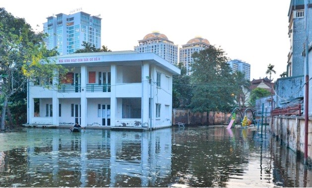 Hà Nội: Một tuần sau mưa lớn, cuộc sống của hàng trăm người dân ở quận Tây Hồ vẫn đảo lộn do ngập sâu