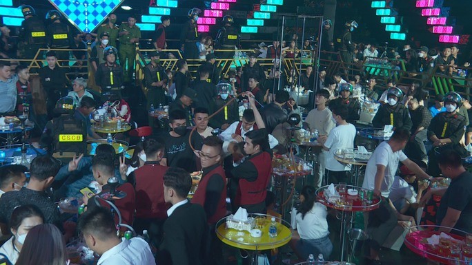 Đột kích 2 quán bar, phát hiện 44 thanh niên dương tính với ma túy và 1 khẩu súng