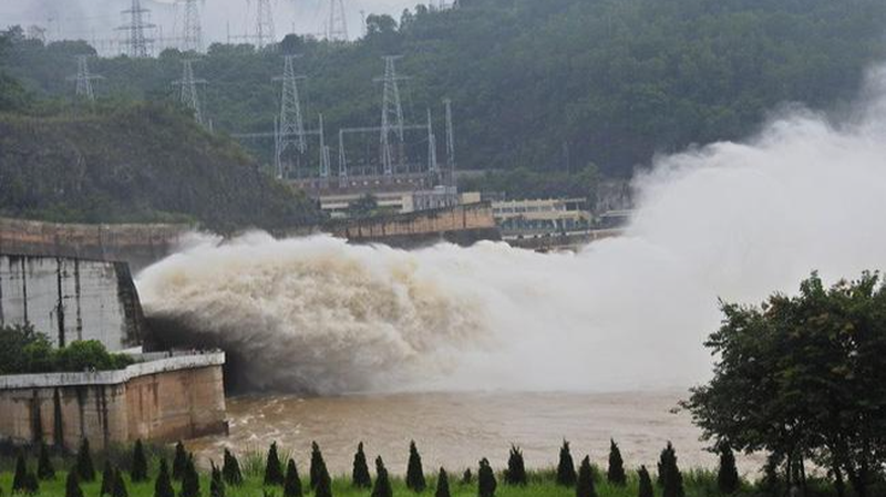 Tiếp tục mở cửa xả đáy thứ hai Thủy điện Hòa Bình vào chiều nay