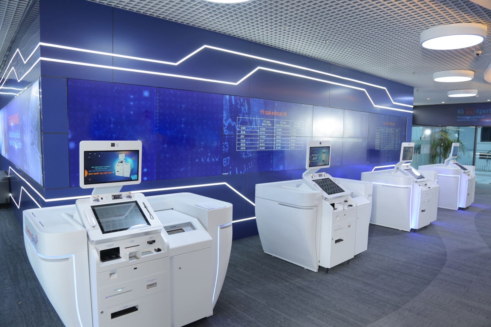 Tập đoàn Công nghệ Unicloud cung cấp giải pháp máy giao dịch ngân hàng tự động STM