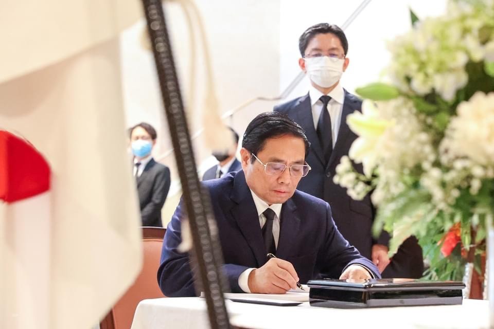 Thủ tướng Phạm Minh Chính ghi sổ tang tưởng niệm cựu Thủ tướng Nhật Bản Abe