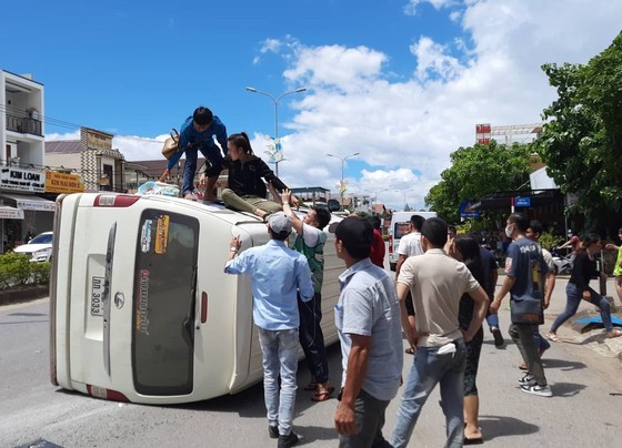 Giải cứu 14 người trên xe khách biển số Lào bị lật trên Quốc lộ 9