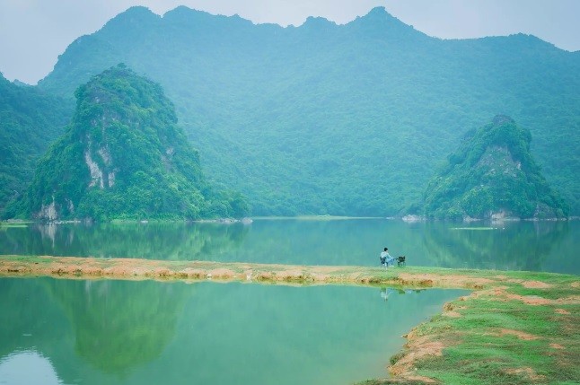 Cảnh sắc tuyệt đẹp của 'Vịnh Hạ Long thu nhỏ' ngay ở Hà Nội