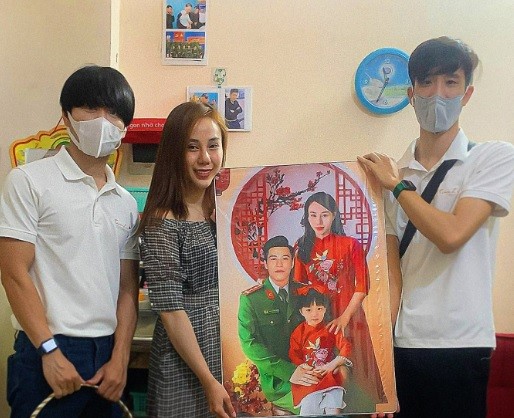 Xúc động câu nói của bé gái 3 tuổi khi được ghép ảnh chụp cùng bố là liệt sĩ: “Mẹ ơi, bố bế con này”