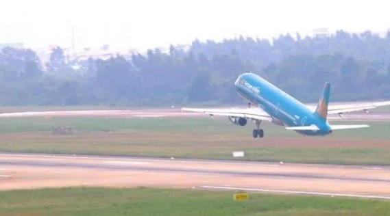 Máy bay của Vietnam Airlines chở 111 hành khách phải hạ cánh khẩn cấp