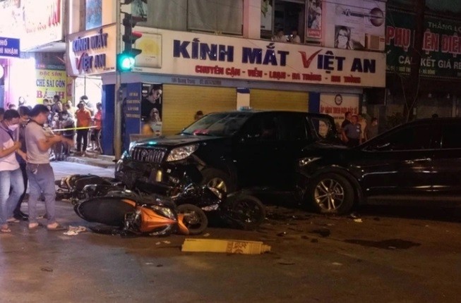 Tai nạn liên hoàn giữa 4 ô tô và hàng loạt xe máy tại Hà Nội trong đêm: Chiếc Santafe là 'thủ phạm'