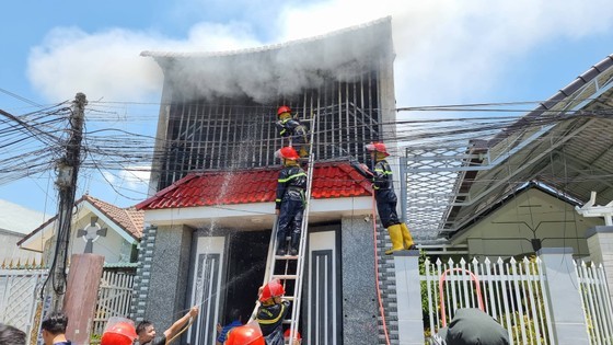 Huy động chó nghiệp vụ, máy múc phá tường nhà tìm kiếm 3 mẹ con trong vụ cháy ở Ninh Thuận
