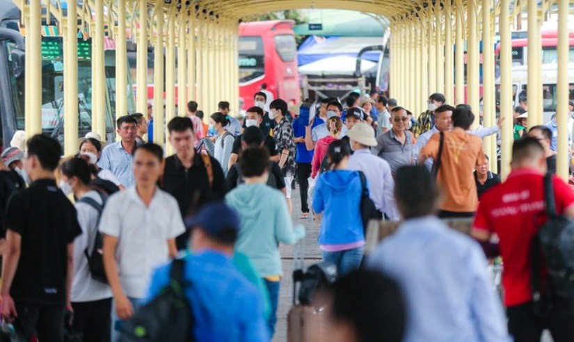 Người dân ùn ùn về quê nghỉ lễ, giao thông Hà Nội ùn tắc