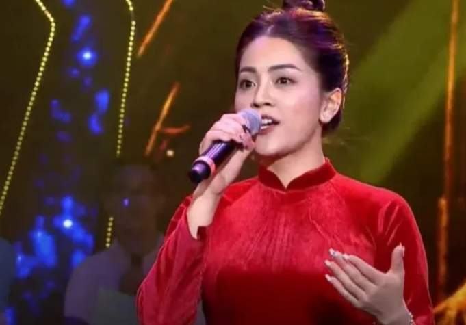 Ca sĩ Khánh Thy hát quên lời trên sóng gây bức xúc