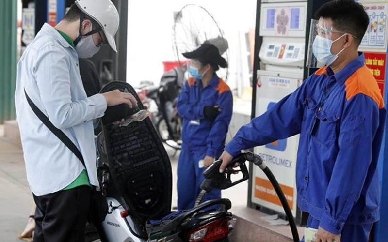 Giá xăng giảm, dầu tăng giá mạnh