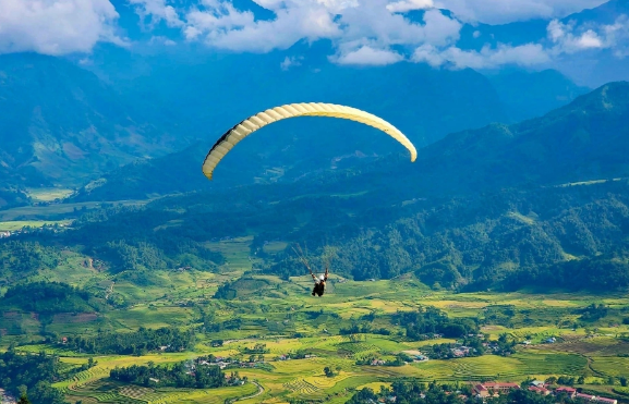 Bay dù lượn ngắm mùa lúa chín