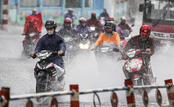Bắc Bộ và Trung Bộ mưa lớn kèm lốc sét, nguy cơ xảy ra lũ quét, sạt lở đất