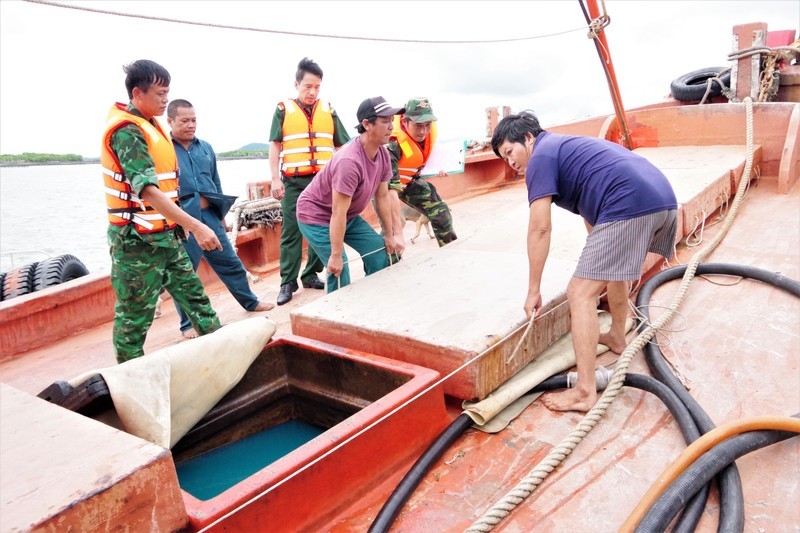 Bắt giữ tàu vận chuyển 35.000 lít dầu D.O không rõ nguồn gốc