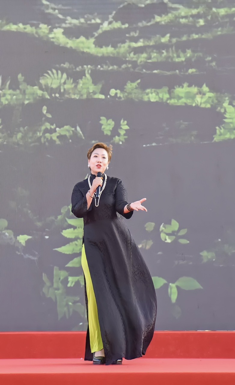 Ca sĩ Hiền Anh Sao Mai được Vinh danh tại Diễn đàn Văn hoá Doanh nhân Việt Nam 2022