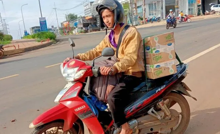 Chạy xe máy hơn 800km mang hàng cứu trợ đến người dân vùng lũ