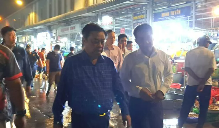 Bộ trưởng Lê Minh Hoan xuất hiện ở chợ đầu mối Bình Điền vào lúc 3 giờ sáng