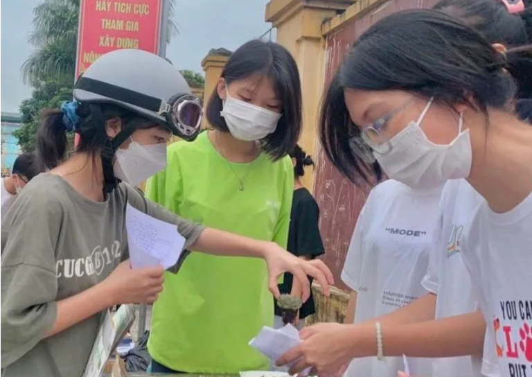 Đổi giấy lấy cây và quà