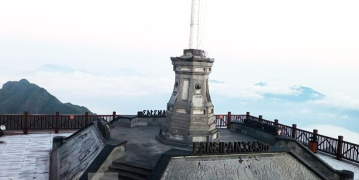 Nhiệt độ xuống gần 0 độ C, băng giá xuất hiện trên đỉnh Fansipan