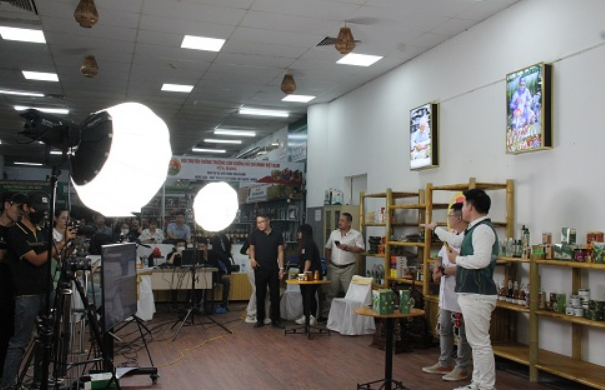 Hà Nội: Xúc tiến thương mại sản phẩm OCOP trên nền tảng Tiktok: Hướng đi mới đầy táo bạo giúp hàng trăm chủ thể có cớ hội chuyển đổi số