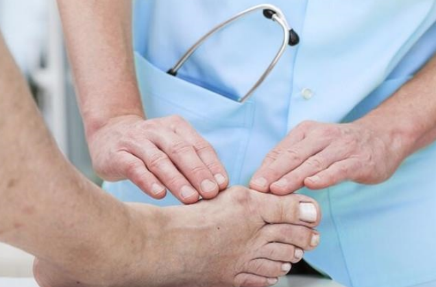 Dấu hiệu trên chân tay của người sắp qua đời