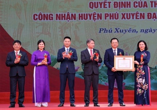 Phú Xuyên được công nhận huyện nông thôn mới là "đầu tàu" ứng dụng công nghệ cao tạo sự liên kết trong sản xuất