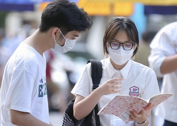 Dừng thi IELTS và loạt chứng chỉ ngoại ngữ quốc tế, các đại học xoay xở thế nào?